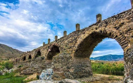 Xudafərin körpüsündə qazıntı aparan iranlılar aşkarlandı