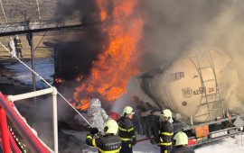 Qaxda yanacaq daşıyan avtomobildə g&uuml;cl&uuml; yanğın  &Ouml;lən var 