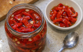 Bankada qırmızı bibər konservi: Sirkə və zeytun yağı ilə m&ouml;htəşəm dad