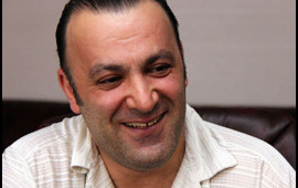 "Nəvəmə içində 100.000 olan kart verəcəyəm"