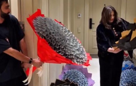 Anasına 8 pul buketi hədiyyə verdi