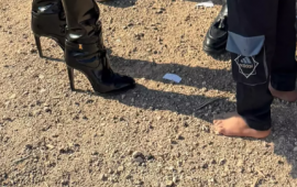 80 minlik &ccedil;əkməsi ilə ayaqyalın uşaqları ziyarət etdi  FOTO