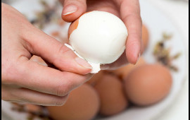 Qaynanmış yumurtanı tezbazar soymağın ən asan &uuml;sulu