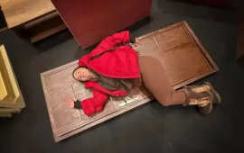 Tanınmış aktrisanın səhnədə başına qapı d&uuml;şd&uuml; 