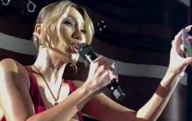 Röya konsertində tamaşaçını təpiklədi 