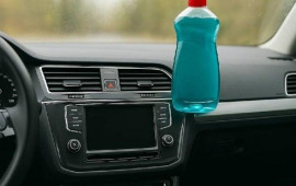 Avtomobilin ş&uuml;şəsinə qabyuyan maye &ccedil;əkin 