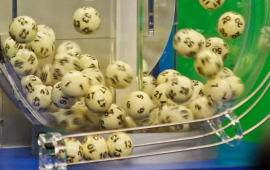 22 illik inadın m&uuml;kafatı: Eyni n&ouml;mrələrlə b&ouml;y&uuml;k cekpotu qazandı