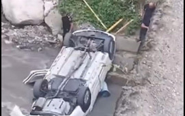 Qubada maşın çaya aşdı  Xəsarət alanlar var  FOTO
