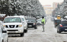 Qara g&ouml;rə maşınlar yolda qaldı 