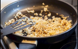 Soğanlar niyə &ccedil;əhrayılaşana qədər qovrulur?