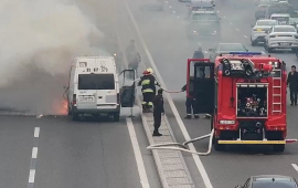 Heydər Əliyev prospektində maşın yanıb k&uuml;l oldu 