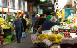 Bazarda qadının qısa geyimi QALMAQAL yaratdı 