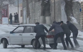 Donan sayğaclar, kəsilən qaz, bağlanan yollar: Qışa hazırlıq nə yerdədir?