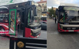 Sərxoş sərnişin avtobusun şüşəsini qırdı 