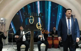 Azərbaycanlı m&uuml;ğənninin toyda səsi BATDI