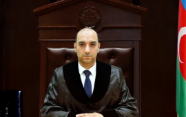 Azərbaycanda hakim &ouml;z&uuml;nə etiraz etdi