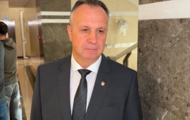 Səhiyyə naziri avtomobildən danışarkən k&ouml;vrəldi  VİDEO