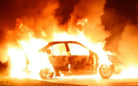 Bakıda &Ccedil;in maşını yandı  S&uuml;r&uuml;c&uuml; i&ccedil;indən &ccedil;ıxa bilmədi