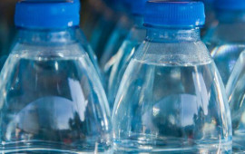 Plastik butulkalardan suya hansı maddələr keçir?