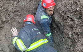 Dərəyə yıxılıb k&ouml;məksiz qalan qadın xilas edildi