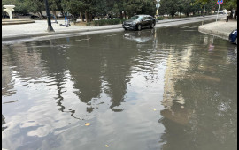 Bakıda su xətti partladı: K&uuml;&ccedil;əni sel apardı 