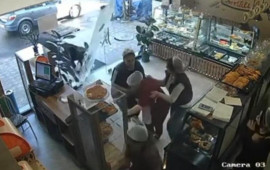 İnək şirniyyat mağazasına hücum çəkdi  Yaralı var