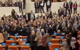 T&uuml;rkiyə parlamentində dava d&uuml;şd&uuml; 