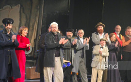 &ldquo;Neft bumu hamıya g&uuml;l&uuml;msəyir&rdquo; pyesi əsasında hazırlanan eyniadlı yeni tamaşanın premyerası ke&ccedil;irilib 