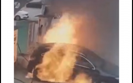 Şarj aparatında olan elektikli avtomobil belə yandı  Hadisə anı  VİDEO