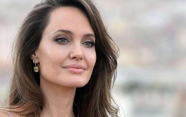 Ancelina Coli yarı&ccedil;ılpaq pozları ilə DİQQƏT &Ccedil;ƏKDİ 