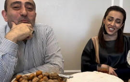 Bu dəfə əri üçün qarşısında diz çökərək MAHNI OXUDU  VİDEO