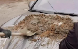 Bakıda "Porsche"nin &uuml;st&uuml;ndə beton qarışdırdılar 