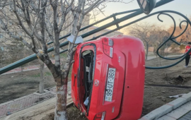 Nax&ccedil;ıvanda avtomobil işıq dirəyinə &ccedil;ırpıldı: Xəsarət alanlar var 