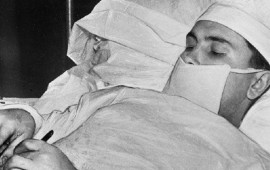 Bir g&uuml;zg&uuml; ilə &ouml;z&uuml;&ouml;z&uuml;n&uuml; əməliyyat edən HƏKİM 