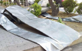 G&uuml;cl&uuml; k&uuml;lək Bakıda binanın damını u&ccedil;urdu 