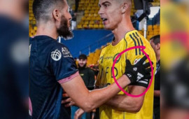 Ronaldoya toxunan əlcəklərini paylaşdı 