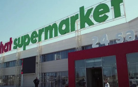 Müsadirə olunan "Rahat" marketin qarşısında jurnalistlə mübahisə baş verdi 