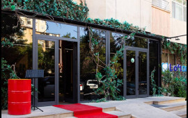 Yanğına g&ouml;rə restoranı ittiham etdi  FOTO