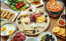 Səhərlər qətiyyən yemək olmaz, ancaq b&uuml;t&uuml;n restoranların menyusunda var