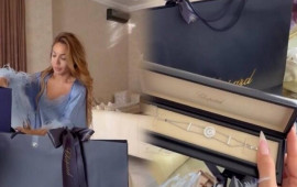 Sevgililər g&uuml;n&uuml;ndə aldığı hədiyyəni g&ouml;stərdi 