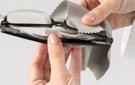 Eynək şüşəsini təmizləməyin ən asan yolu