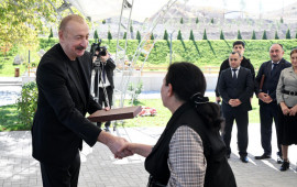 İlham Əliyev Cəbrayıl rayonunun Horovlu kəndinin sakinlərinə mənzillərin açarlarını təqdim edib  FOTO