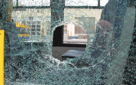 Qubada sərnişin avtobusu ana və &ouml;vladını vurdu  &ouml;lən var