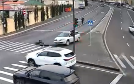 Özözünə hərəkət edən avtomobil qəza törətdi 