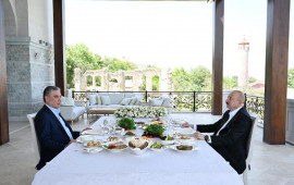 İlham Əliyev və Qurbanqulu Berdiməhəmmədov Şuşada birgə nahar ediblər 