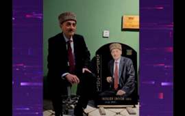 Sağ ikən &ouml;z&uuml;nə &ldquo;QR kod&rdquo;lu başdaşı d&uuml;zəltdirdi