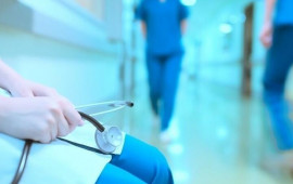 Klinikada iynə vurulan qadın &ouml;ld&uuml;