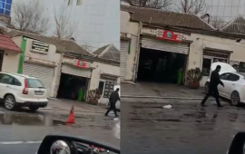 Binəqədidə g&uuml;nlərdir isti su k&uuml;&ccedil;əyə axır  Niyə hələ də tədbir g&ouml;r&uuml;lm&uuml;r?