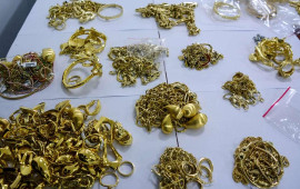 Vəzifəli şəxs 18 kq qızılla tutuldu  Evindən silah &ccedil;ıxdı