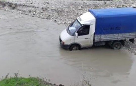 Çağırışa gedən təcili yardım avtomobili yolda qaldı  Xəstəni yük maşını ilə gətirdilər